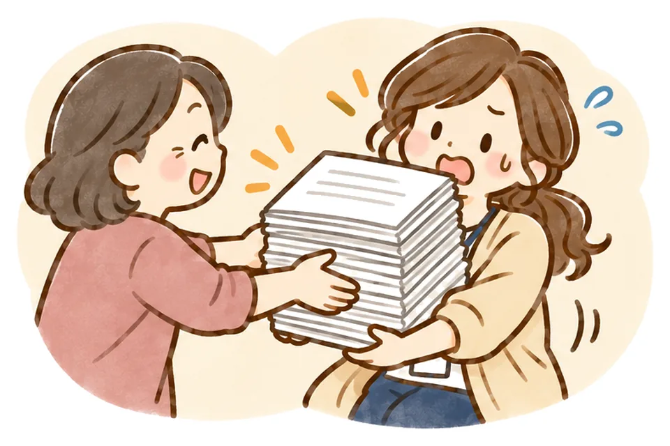 家族からパンフレットの束を手渡され、ケアマネが抱えてよろけそうになっている